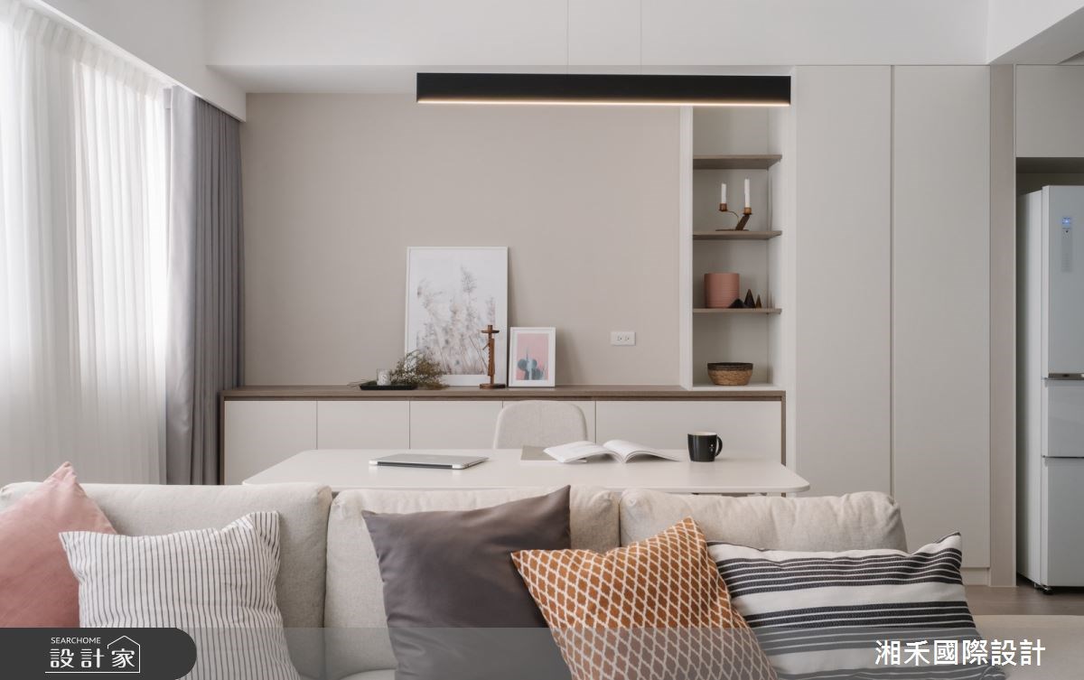 越過米色布沙發,則是屋主辦公的書房區域