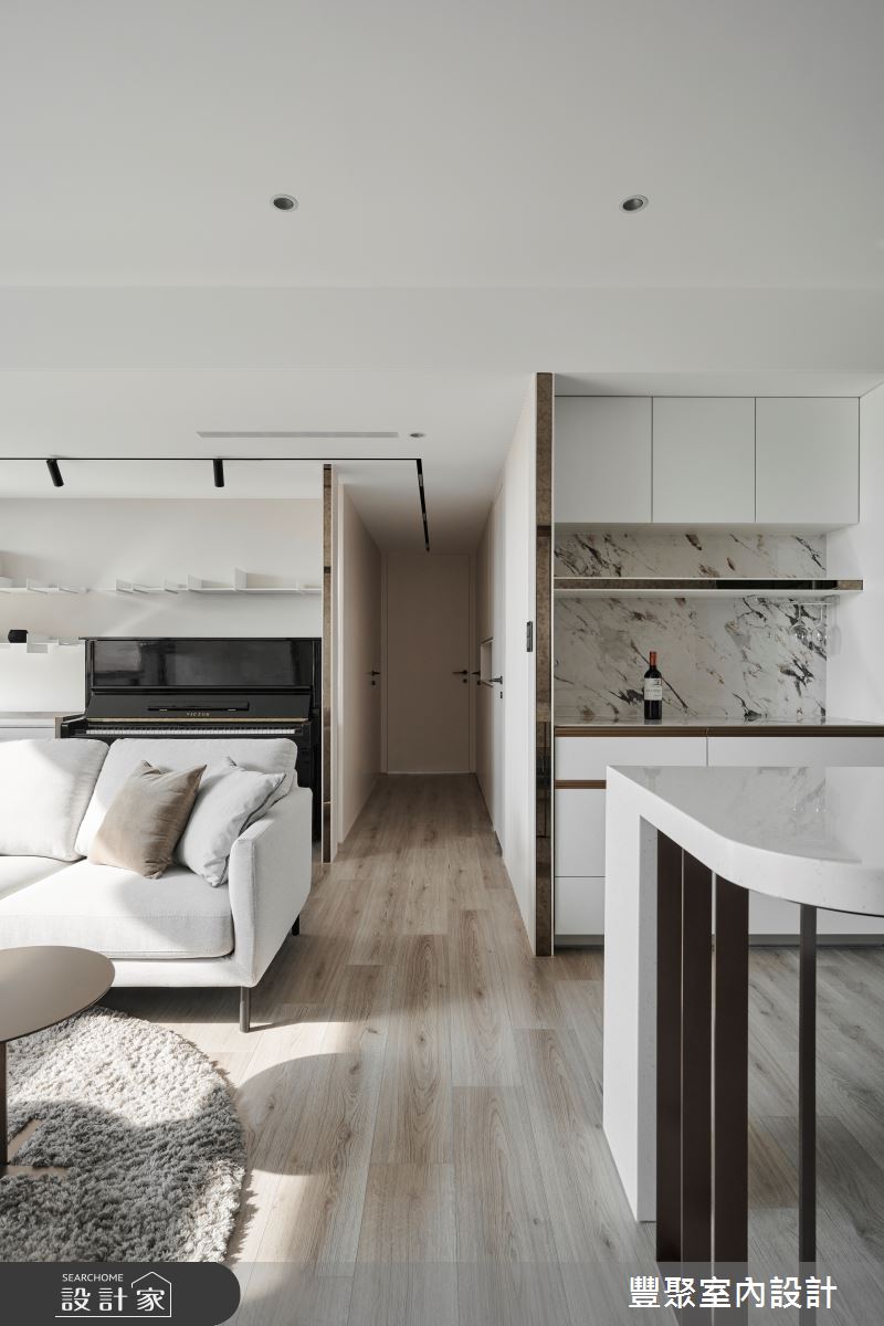 一家三口入住24坪現代宅,在空間內發揮質材本身的優勢