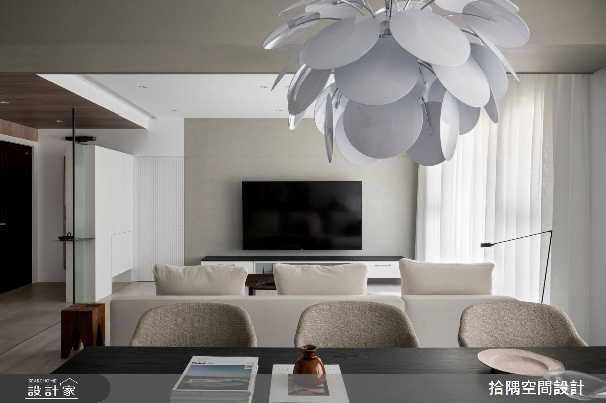 對於剛結婚的小夫妻來說，客廳是彼此陪伴、增進情感的