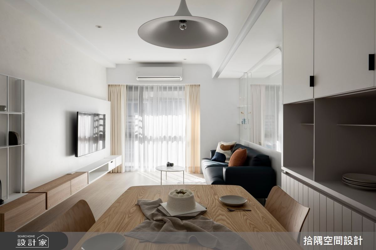 對於剛結婚的小夫妻來說，客廳是彼此陪伴、增進情感的