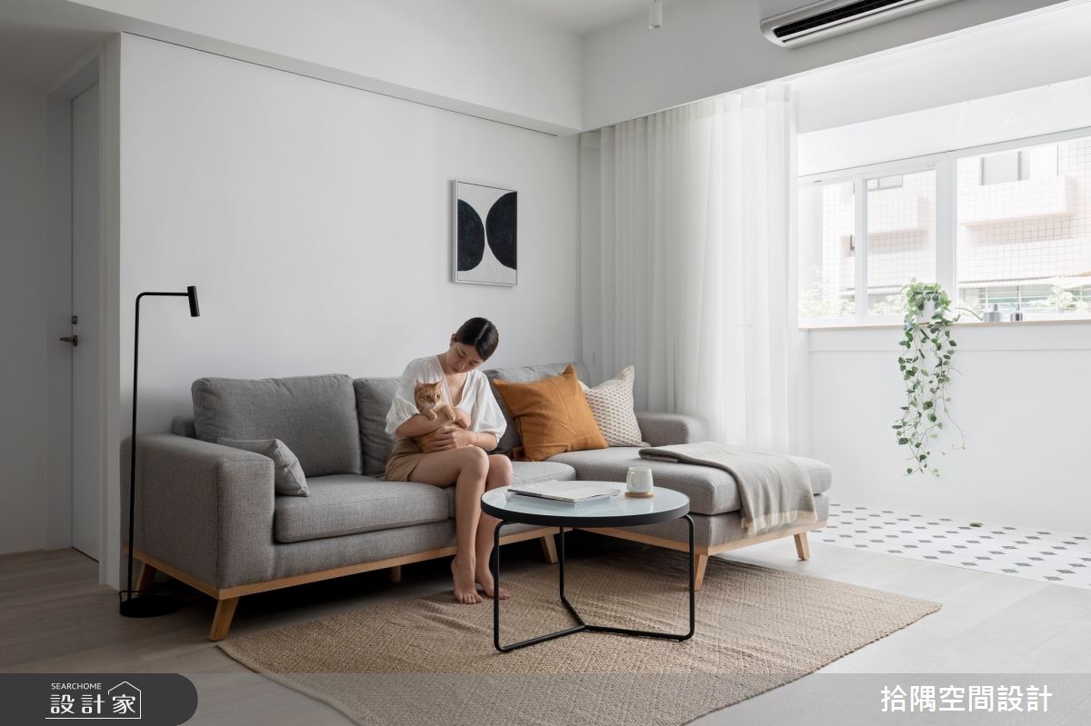 對於剛結婚的小夫妻來說，客廳是彼此陪伴、增進情感的