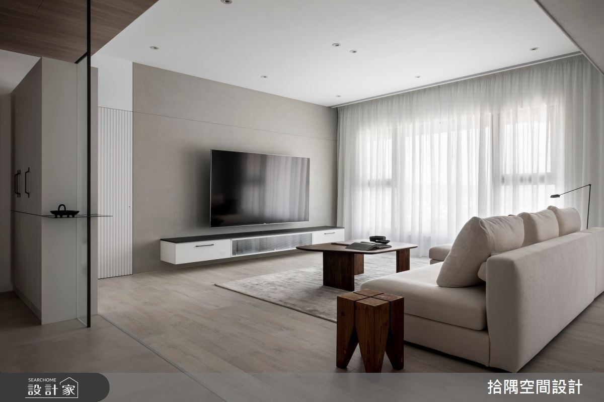 對於剛結婚的小夫妻來說，客廳是彼此陪伴、增進情感的