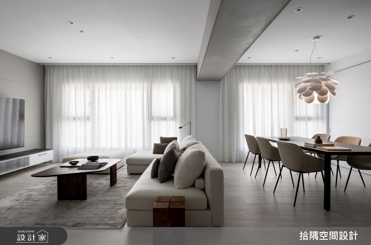 對於剛結婚的小夫妻來說，客廳是彼此陪伴、增進情感的