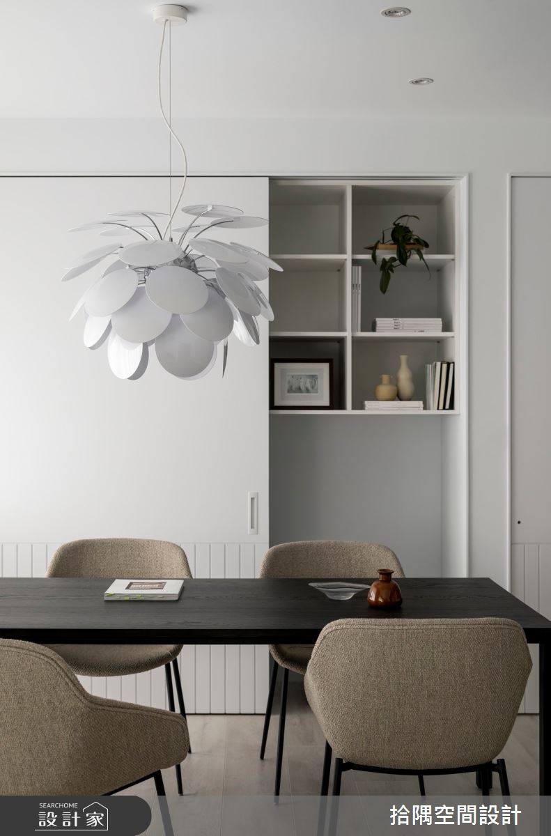 對於剛結婚的小夫妻來說，客廳是彼此陪伴、增進情感的