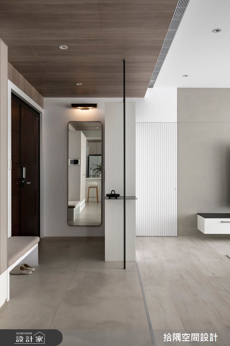 對於剛結婚的小夫妻來說，客廳是彼此陪伴、增進情感的