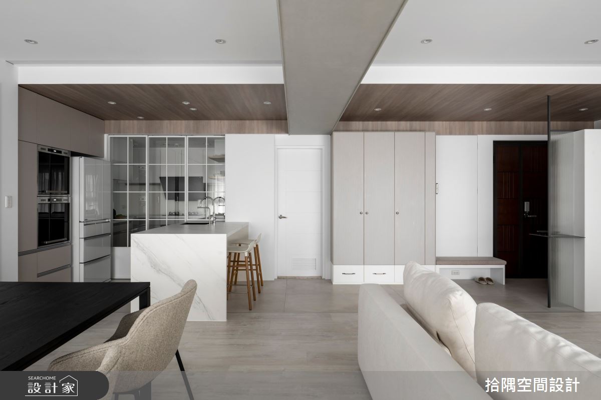 對於剛結婚的小夫妻來說，客廳是彼此陪伴、增進情感的