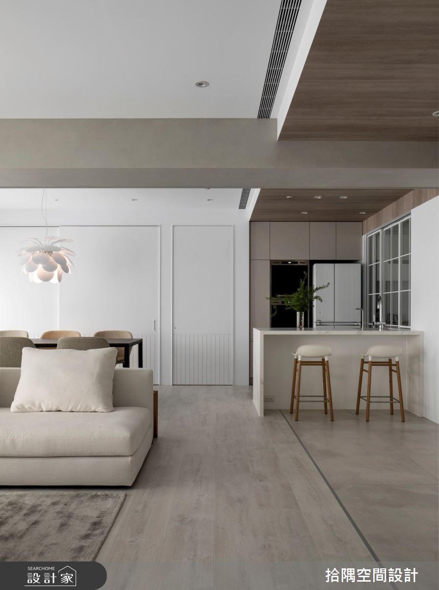 對於剛結婚的小夫妻來說，客廳是彼此陪伴、增進情感的