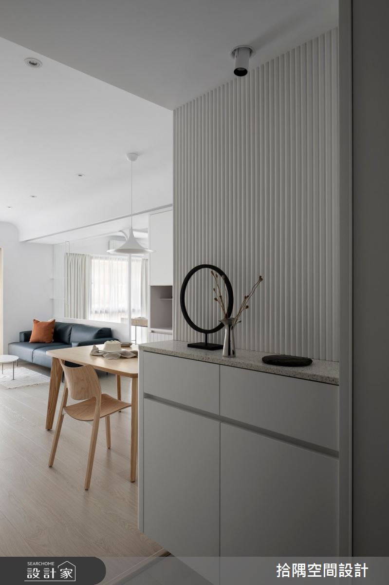 對於剛結婚的小夫妻來說，客廳是彼此陪伴、增進情感的