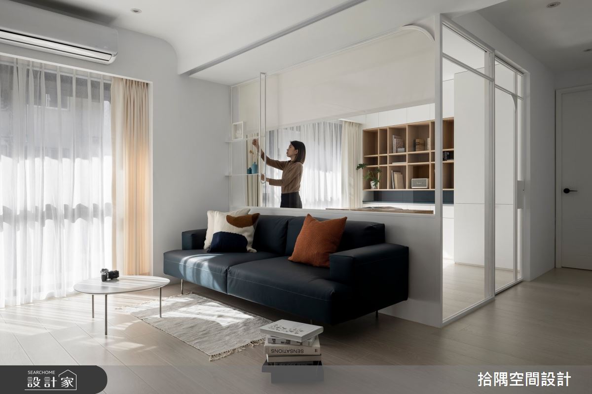 對於剛結婚的小夫妻來說，客廳是彼此陪伴、增進情感的