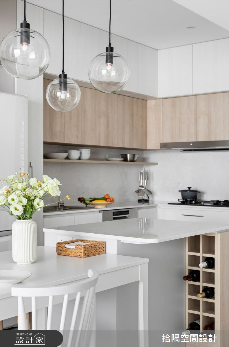 對於剛結婚的小夫妻來說，客廳是彼此陪伴、增進情感的