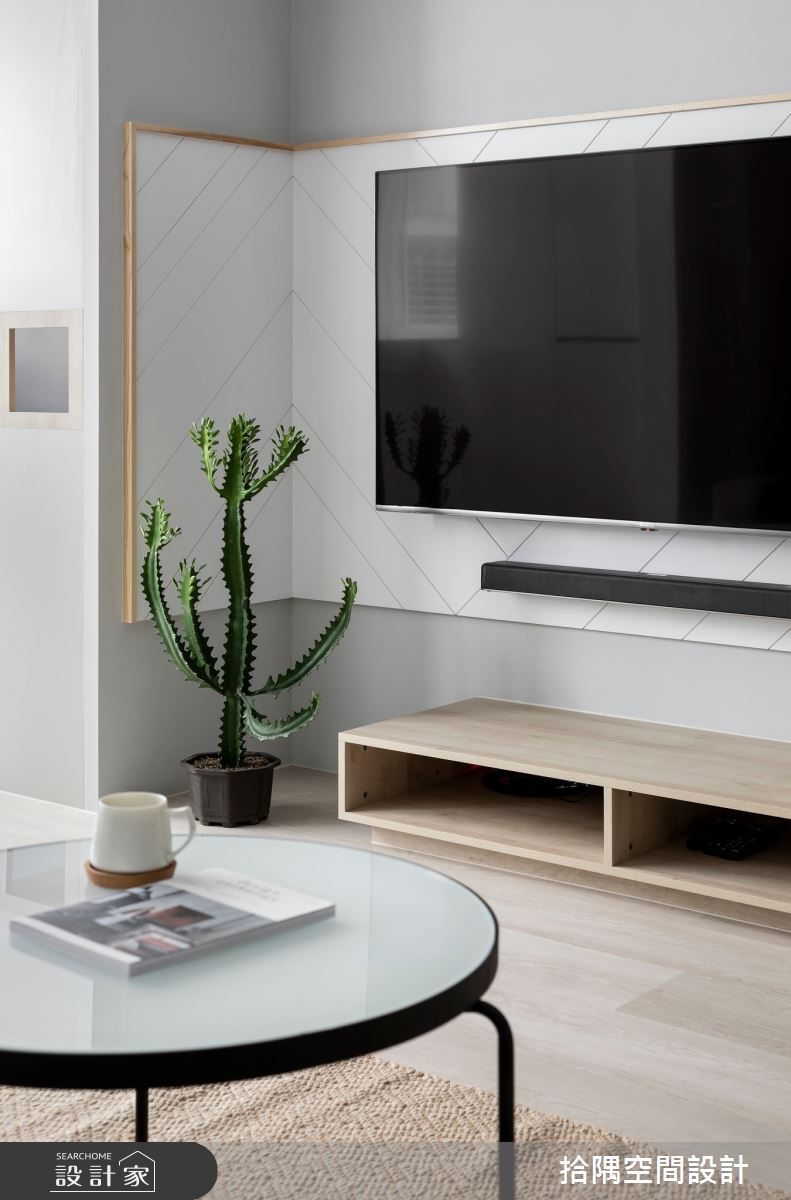 對於剛結婚的小夫妻來說，客廳是彼此陪伴、增進情感的