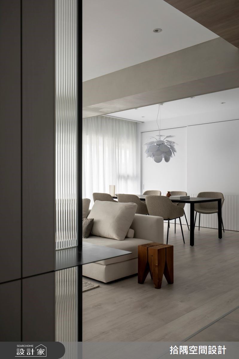 對於剛結婚的小夫妻來說，客廳是彼此陪伴、增進情感的