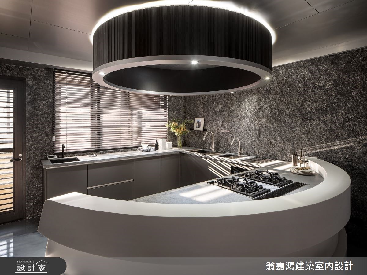 近年來締造無數豪宅與私人招待所，作品風格鮮明的鬼才