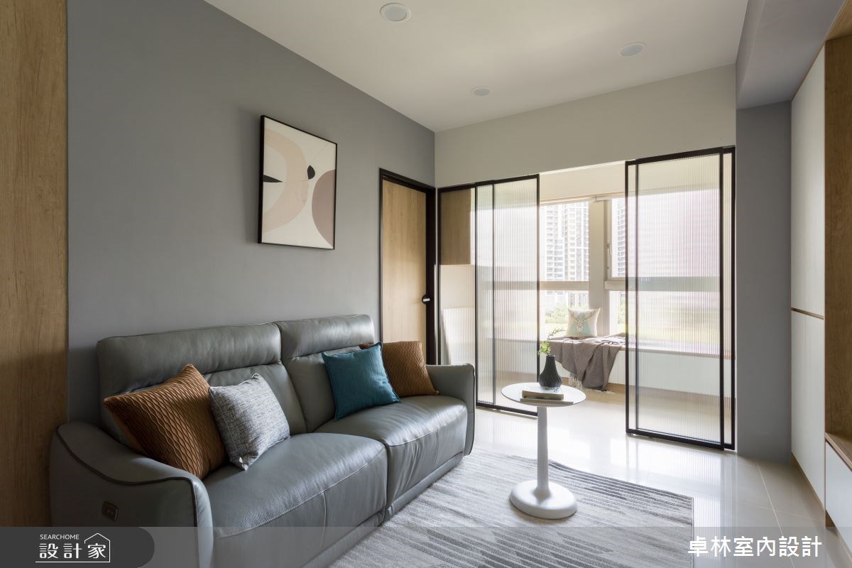 在 22 坪的住宅空間中，因原本建商缺乏隔間規劃，讓空