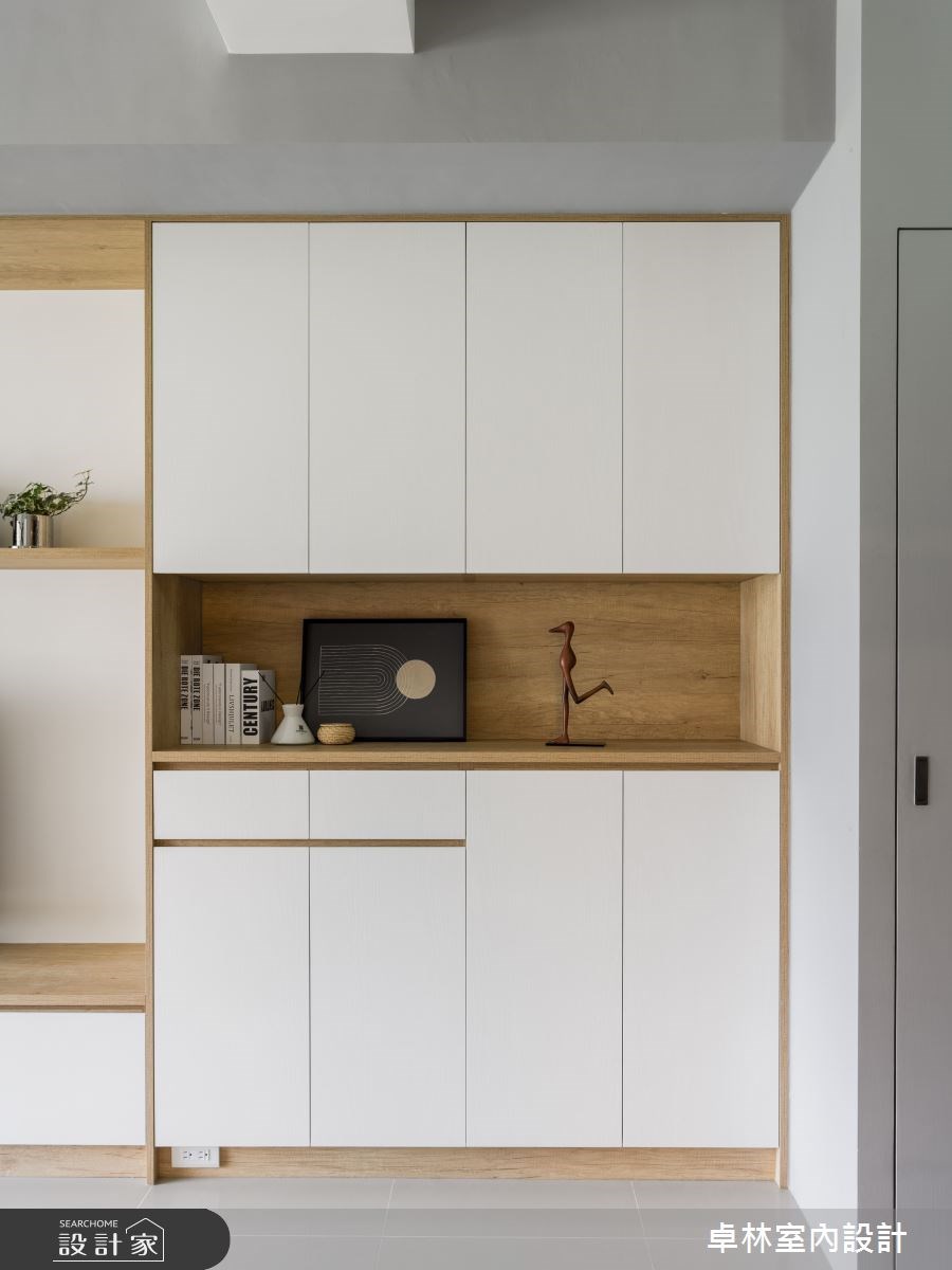 在 22 坪的住宅空間中，因原本建商缺乏隔間規劃，讓空