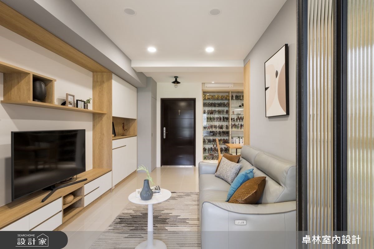 在 22 坪的住宅空間中，因原本建商缺乏隔間規劃，讓空