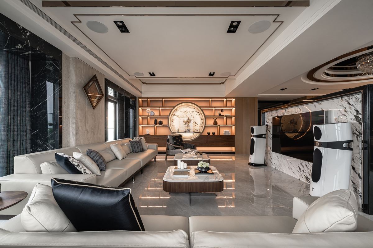 此案為打通兩戶格局的雙拼住宅型態,屋主一家對於空間