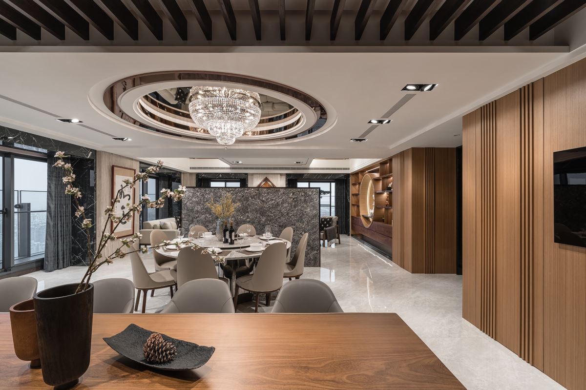 此案為打通兩戶格局的雙拼住宅型態,屋主一家對於空間