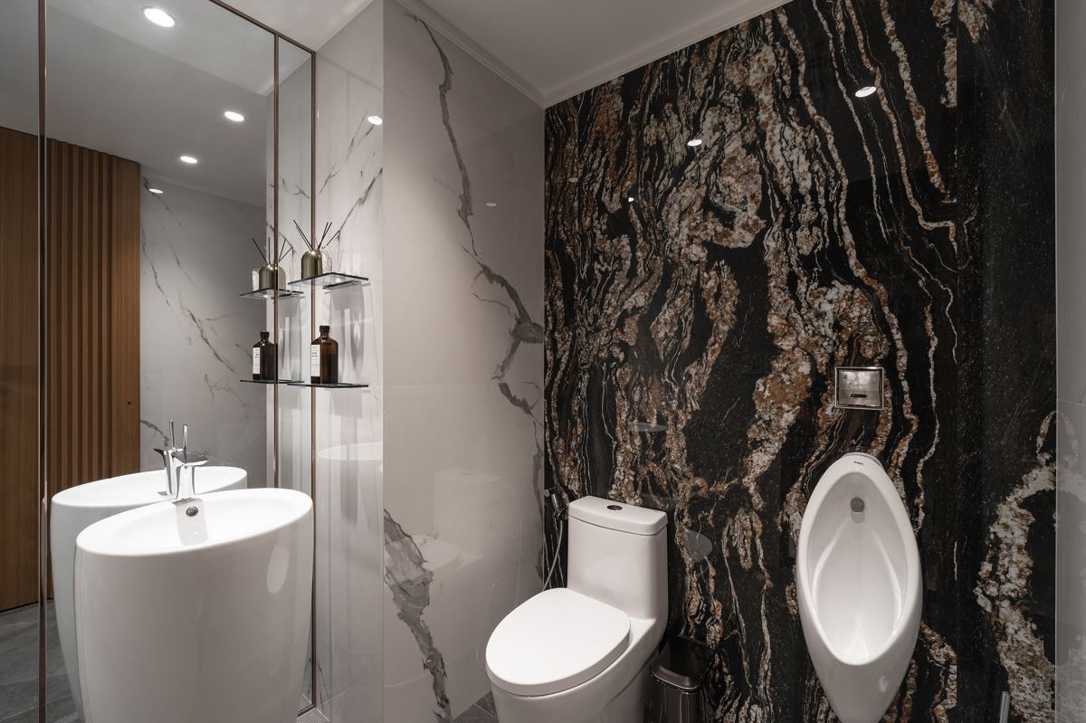 此案為打通兩戶格局的雙拼住宅型態,屋主一家對於空間