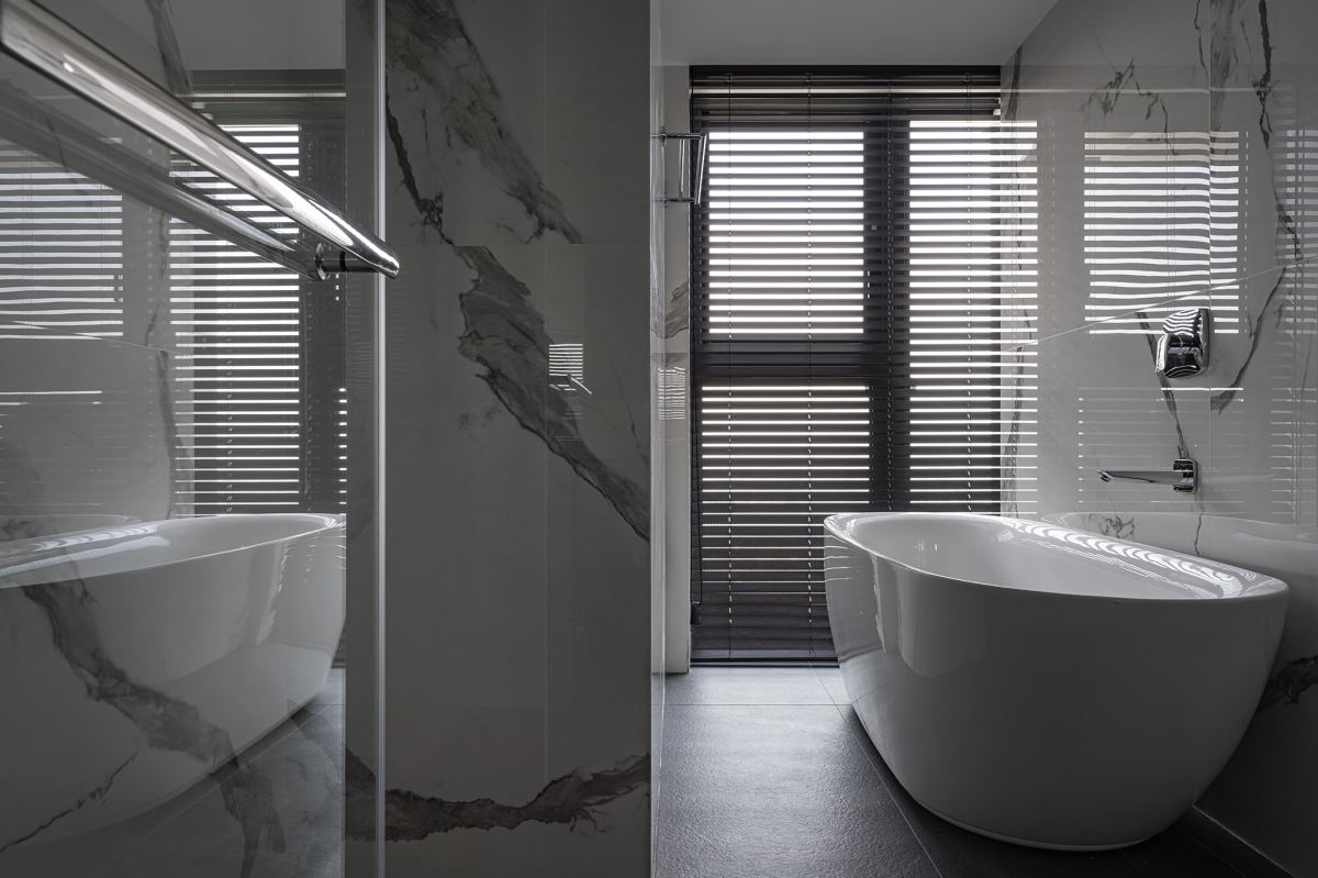 此案為打通兩戶格局的雙拼住宅型態,屋主一家對於空間