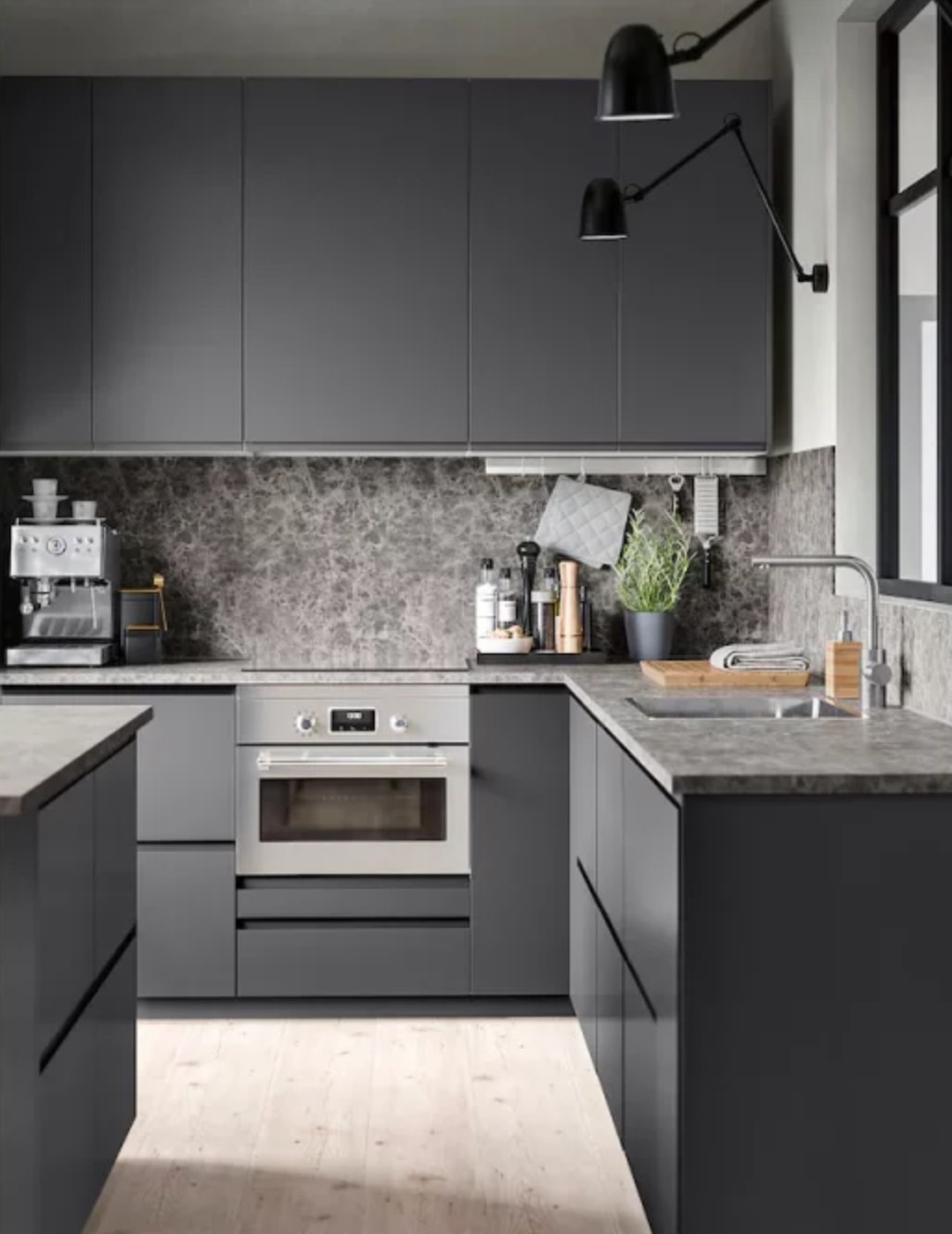 灰色及灰色廚房檯面的崛起，從未讓你停止驚奇，因為灰