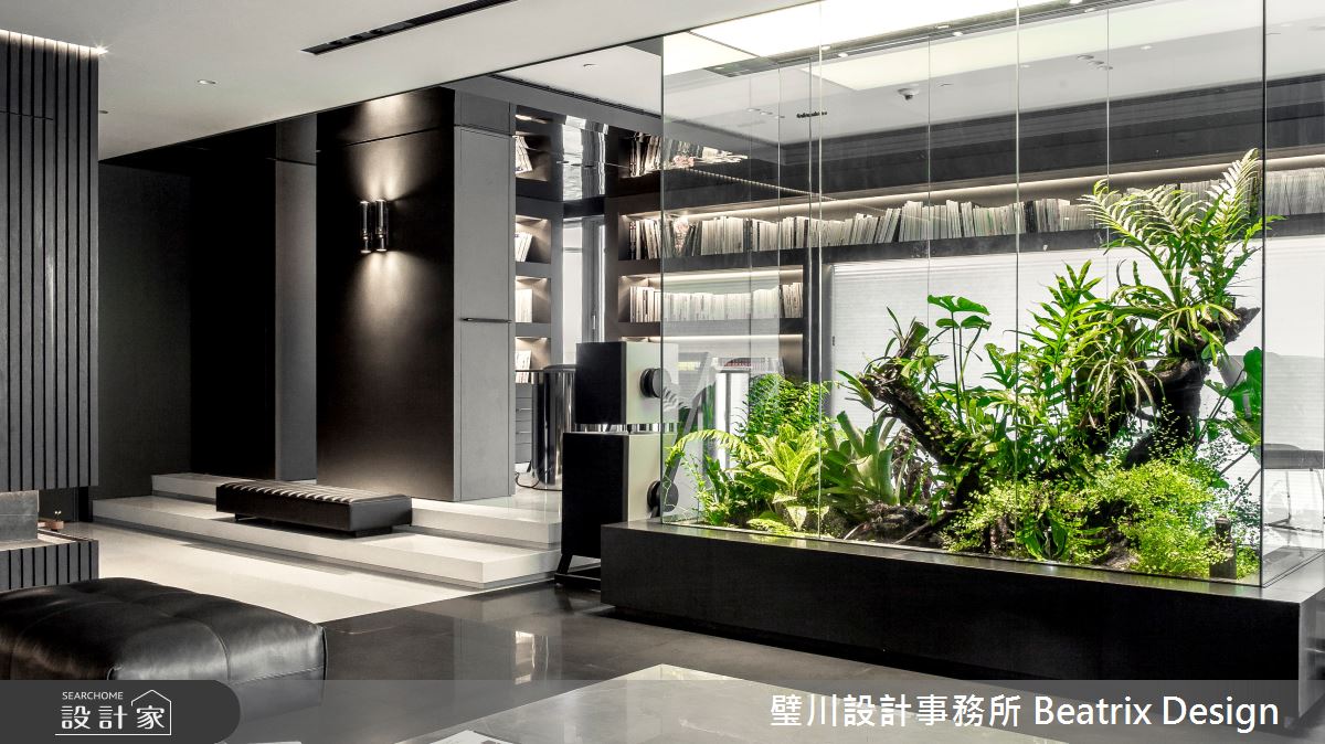 「一身 Jil Sander 的黑色服飾,喜愛德製工藝的精準簡