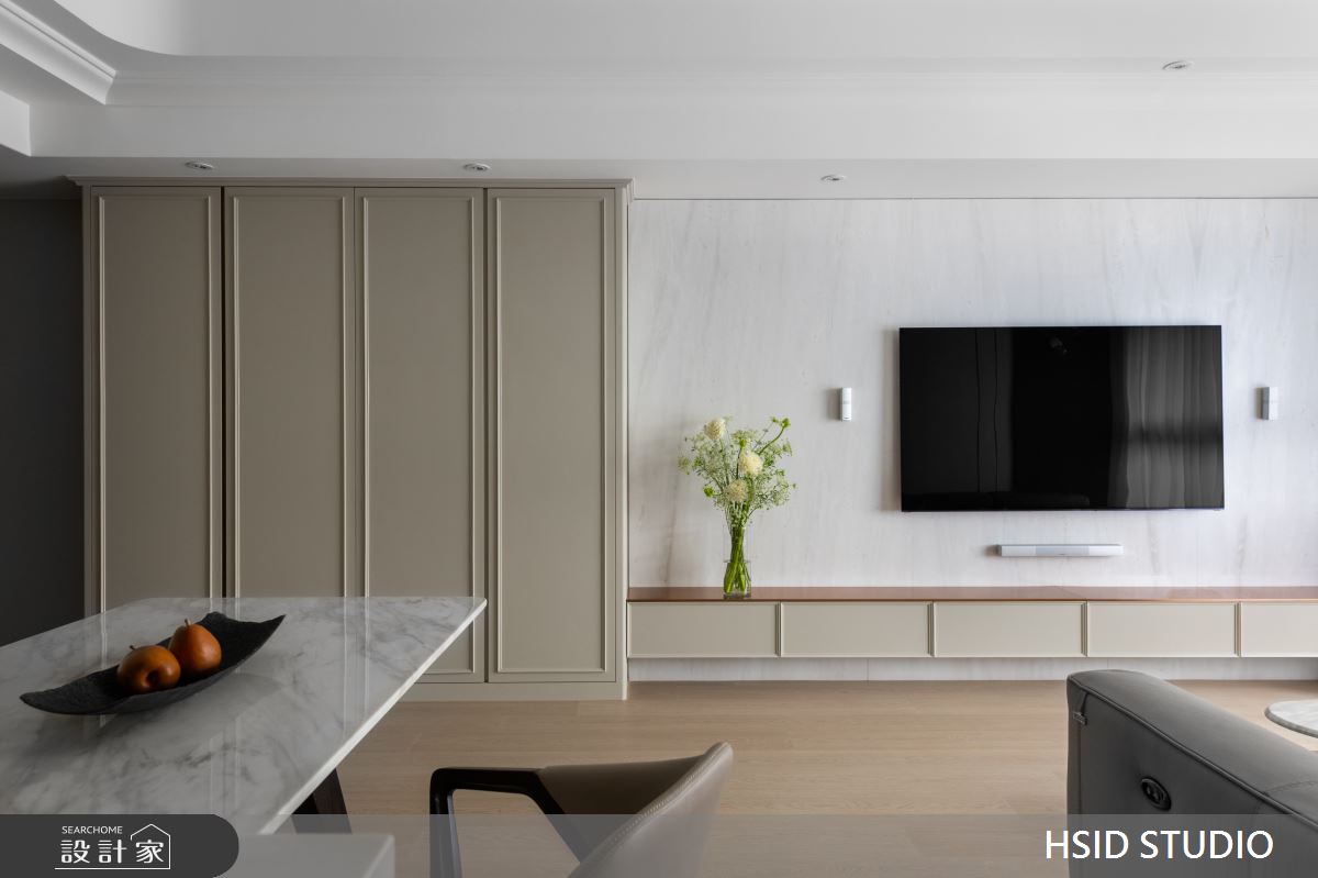 客廳不設置過多櫃體保留空間開闊感,簡約的線板裝飾呈現精緻美感。