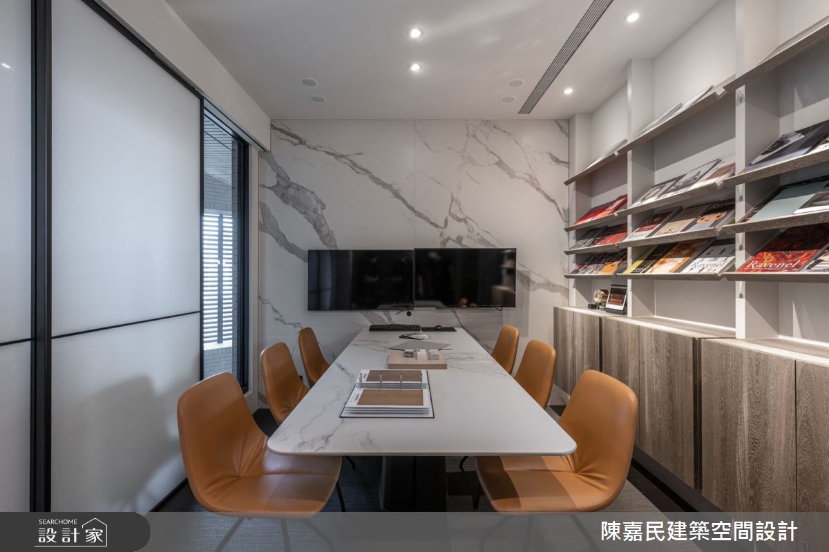 54坪商業空間為陳嘉民建築空間設計的辦公室，場域內鋪