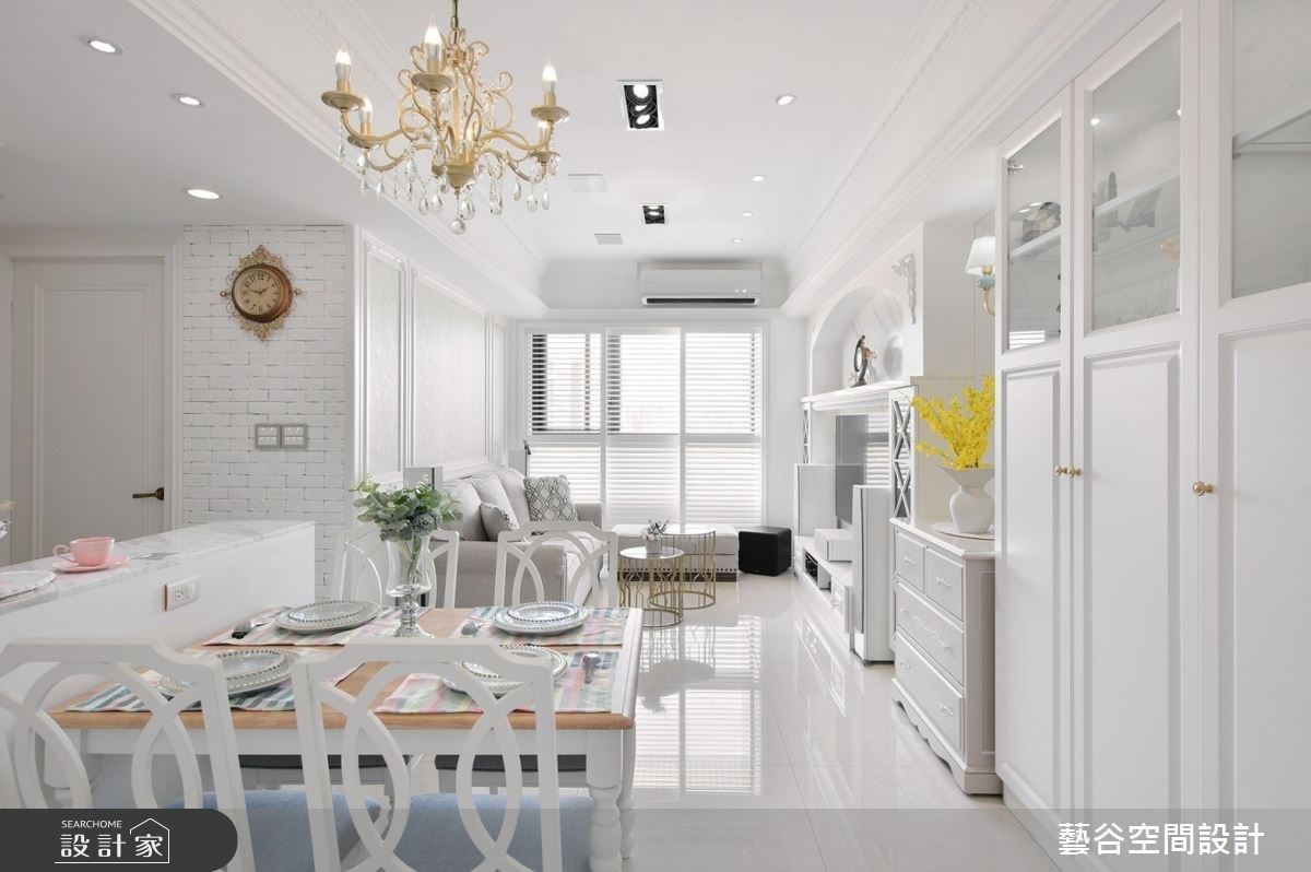 為了形塑完整的進門端景，設計師運用隱藏門將大兒子房