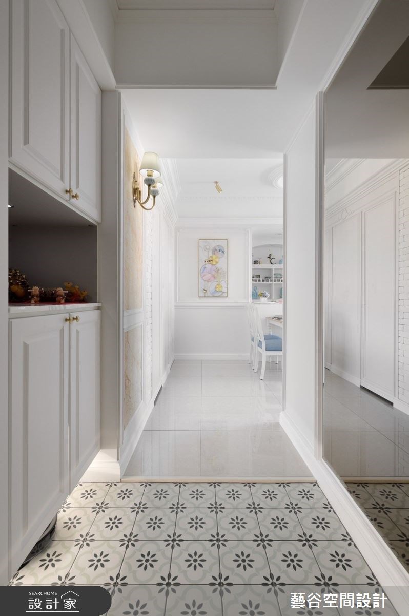 為了形塑完整的進門端景，設計師運用隱藏門將大兒子房