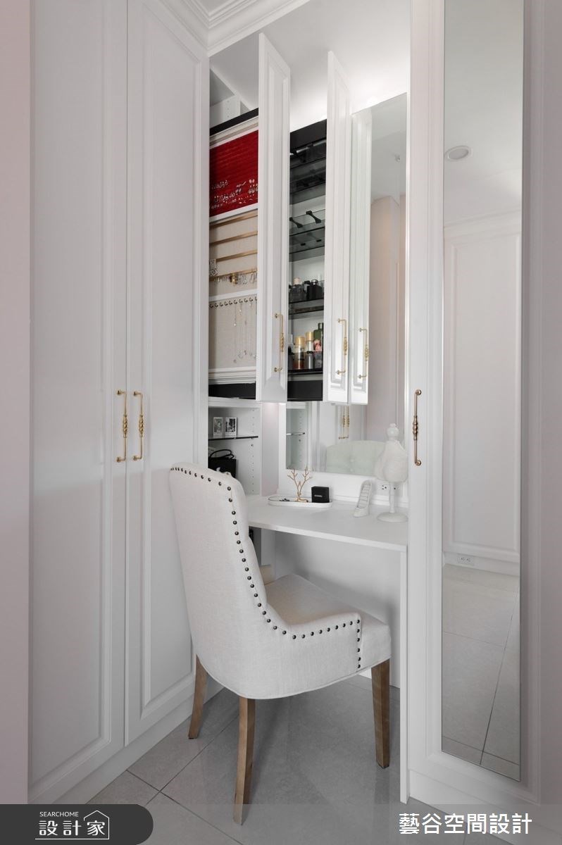 為了形塑完整的進門端景，設計師運用隱藏門將大兒子房