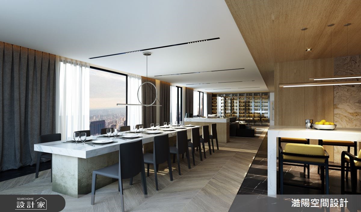 走入百坪的現代豪宅中，除了享有高樓層的絕美景觀，平