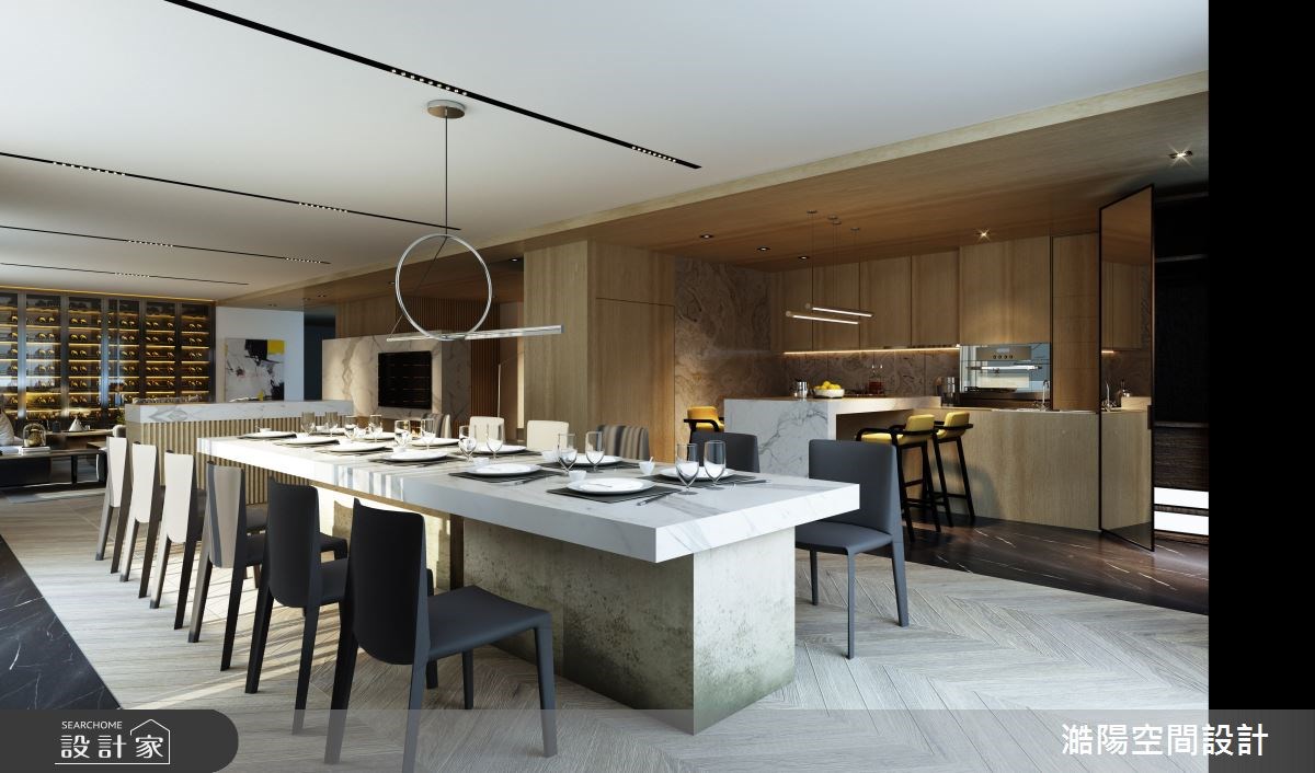 走入百坪的現代豪宅中，除了享有高樓層的絕美景觀，平