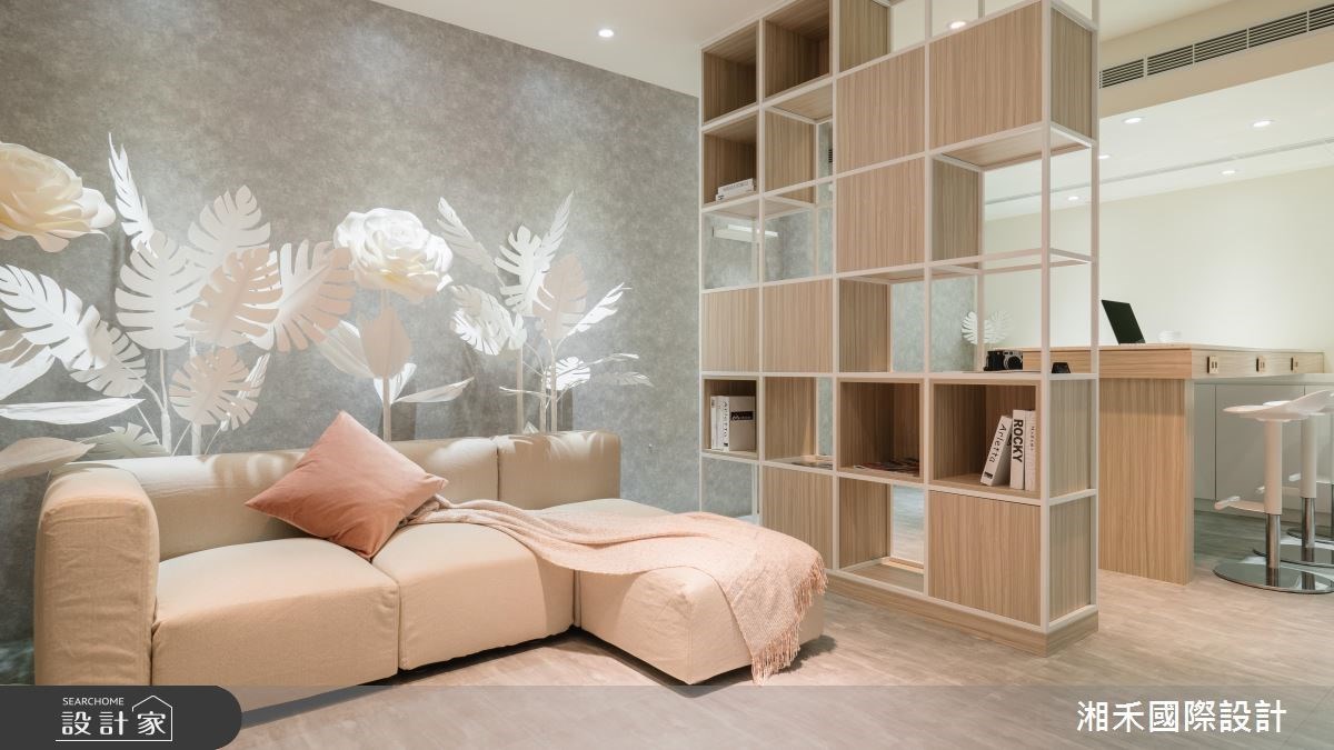 透過溫潤柔和的燈光映照,以及寧靜灰、玫瑰粉色調,這