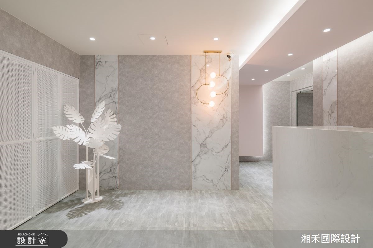 透過溫潤柔和的燈光映照,以及寧靜灰、玫瑰粉色調,這