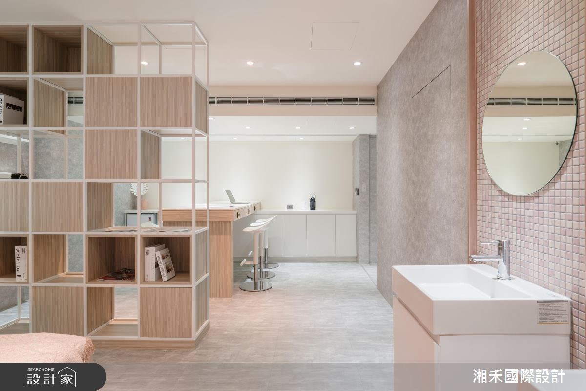 透過溫潤柔和的燈光映照,以及寧靜灰、玫瑰粉色調,這