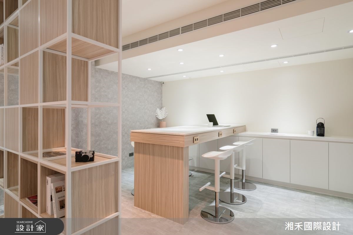 透過溫潤柔和的燈光映照,以及寧靜灰、玫瑰粉色調,這