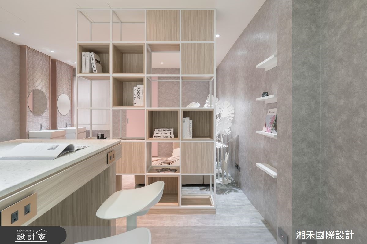 透過溫潤柔和的燈光映照,以及寧靜灰、玫瑰粉色調,這