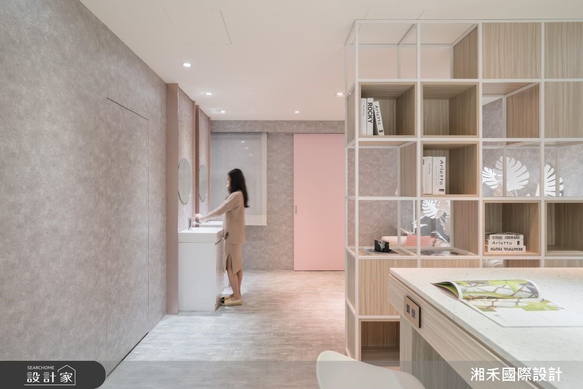 透過溫潤柔和的燈光映照,以及寧靜灰、玫瑰粉色調,這