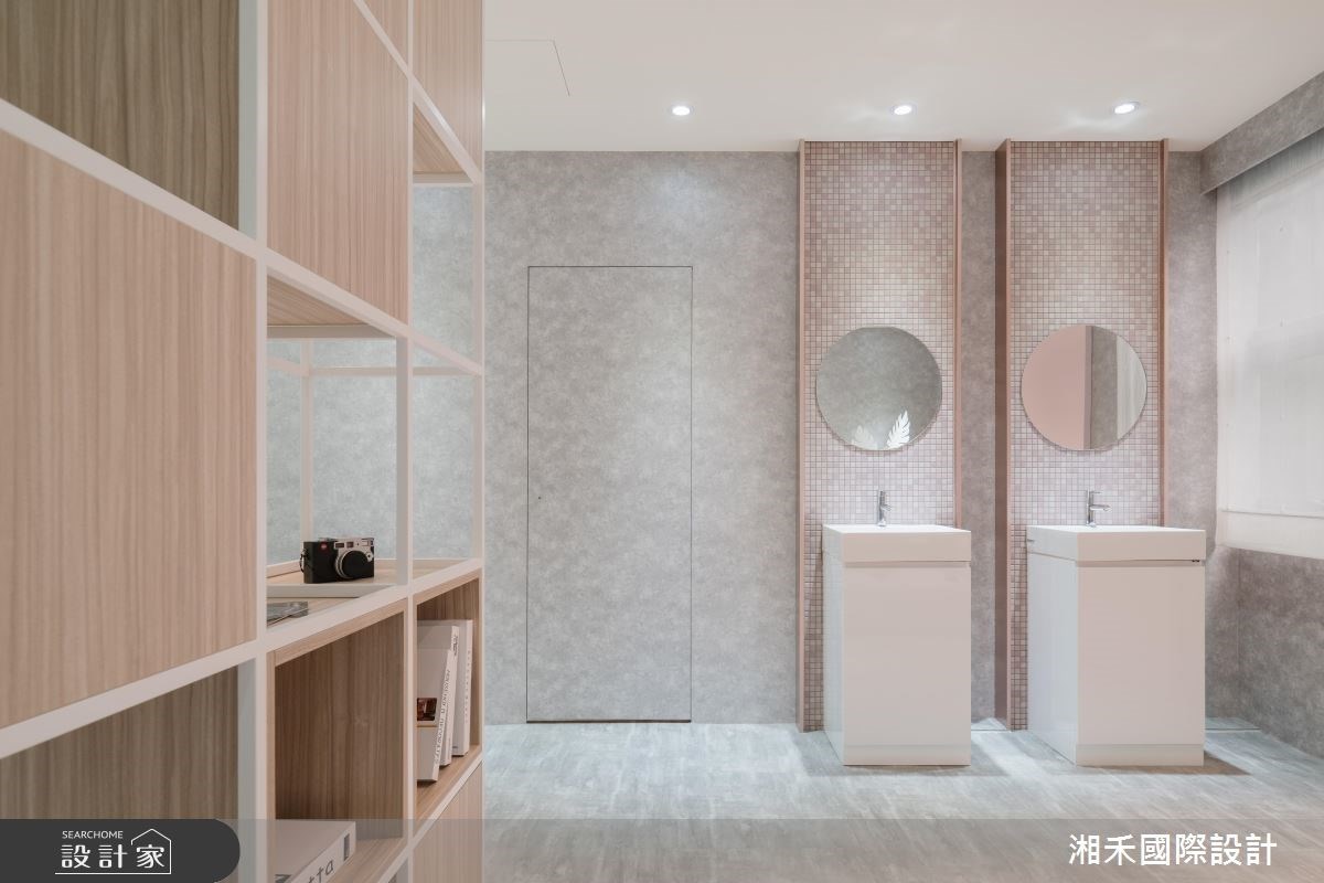 透過溫潤柔和的燈光映照,以及寧靜灰、玫瑰粉色調,這