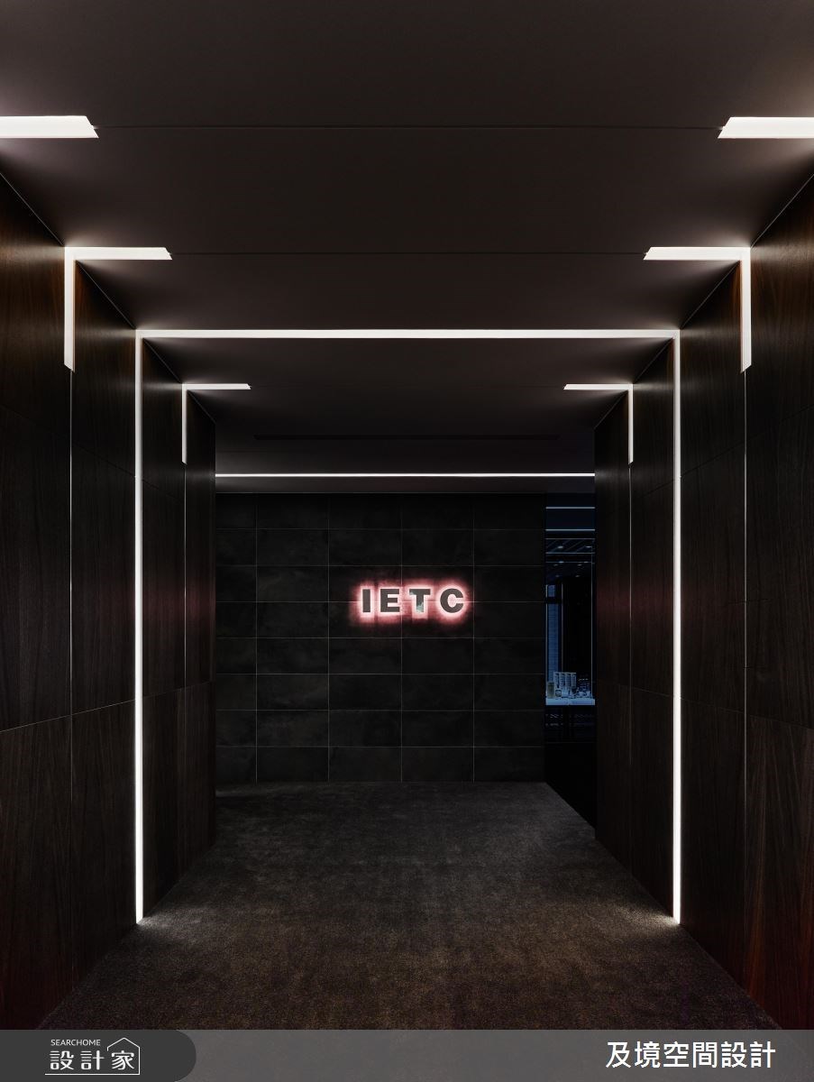 此案為佔地百坪的商辦空間，設計團隊以企業的核心價值