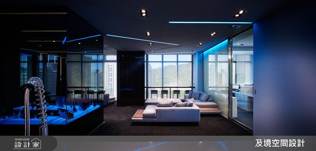 此案為佔地百坪的商辦空間，設計團隊以企業的核心價值