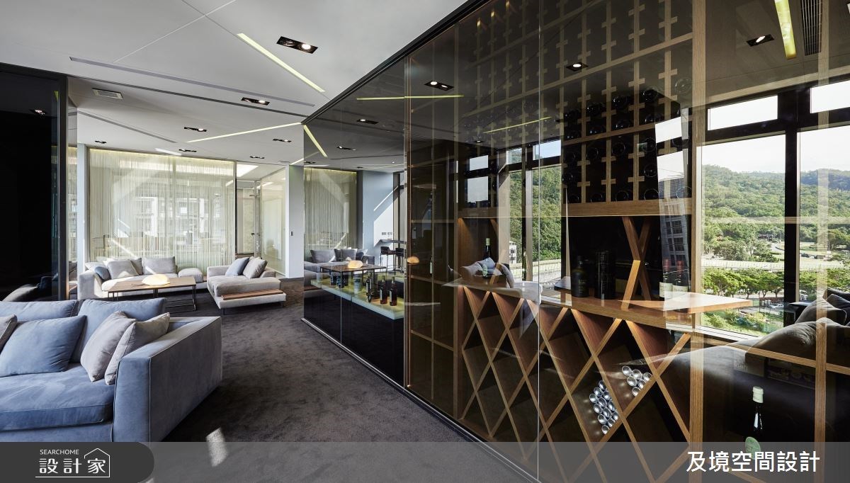 此案為佔地百坪的商辦空間，設計團隊以企業的核心價值