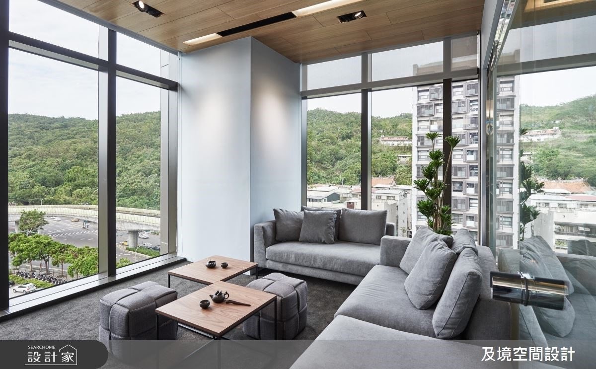 此案為佔地百坪的商辦空間，設計團隊以企業的核心價值