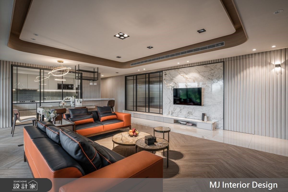 客廳除了看電視、與家人互動外，後疫情時代下的居住者