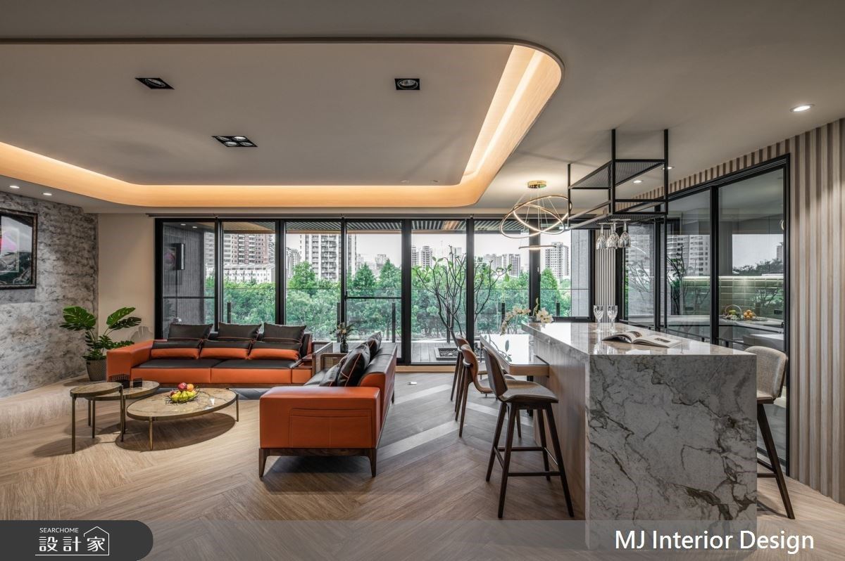 客廳除了看電視、與家人互動外，後疫情時代下的居住者