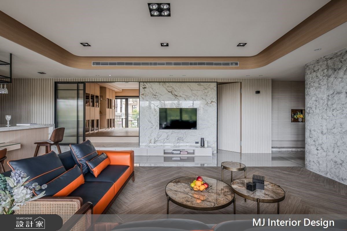 客廳除了看電視、與家人互動外，後疫情時代下的居住者