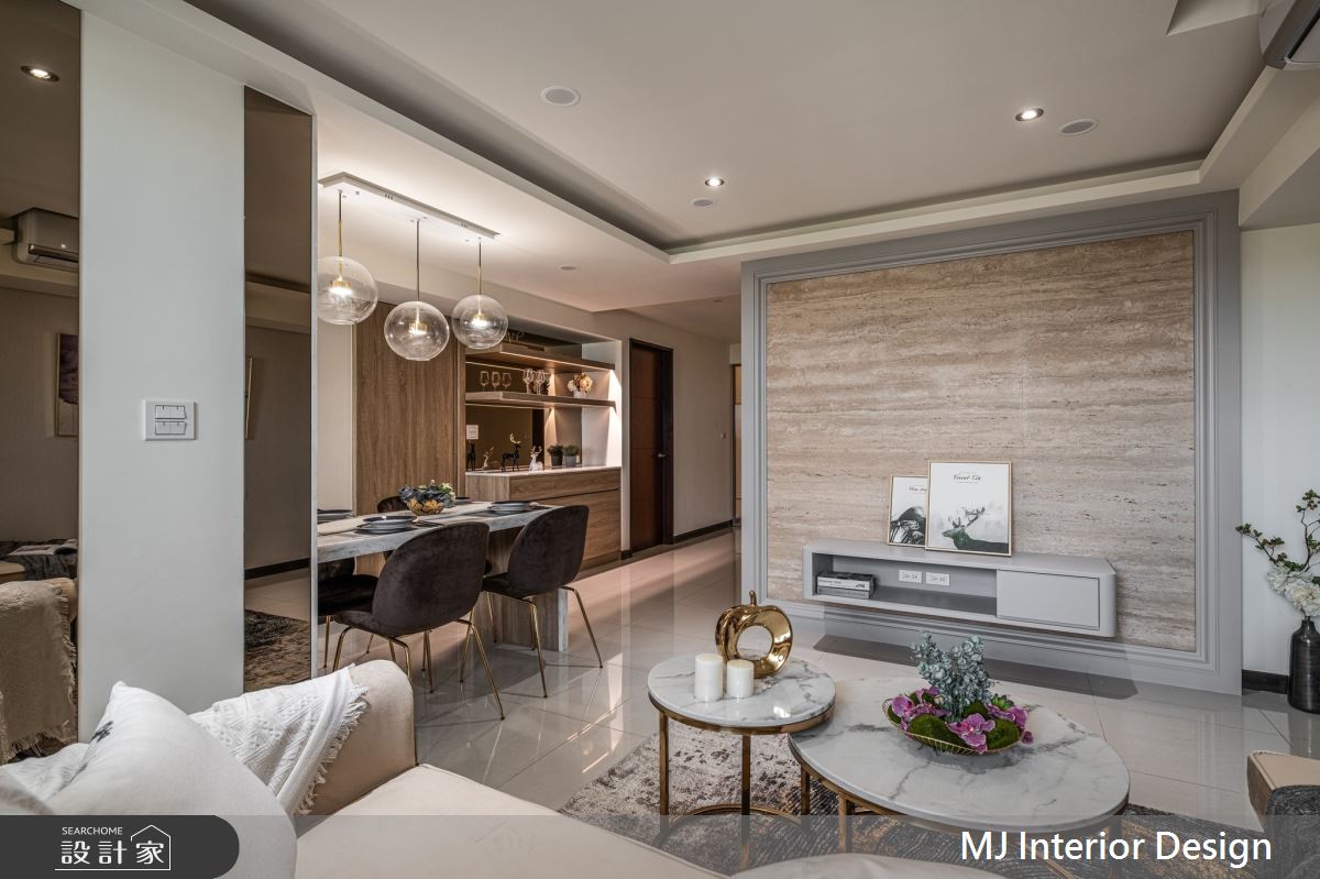 客廳除了看電視、與家人互動外，後疫情時代下的居住者