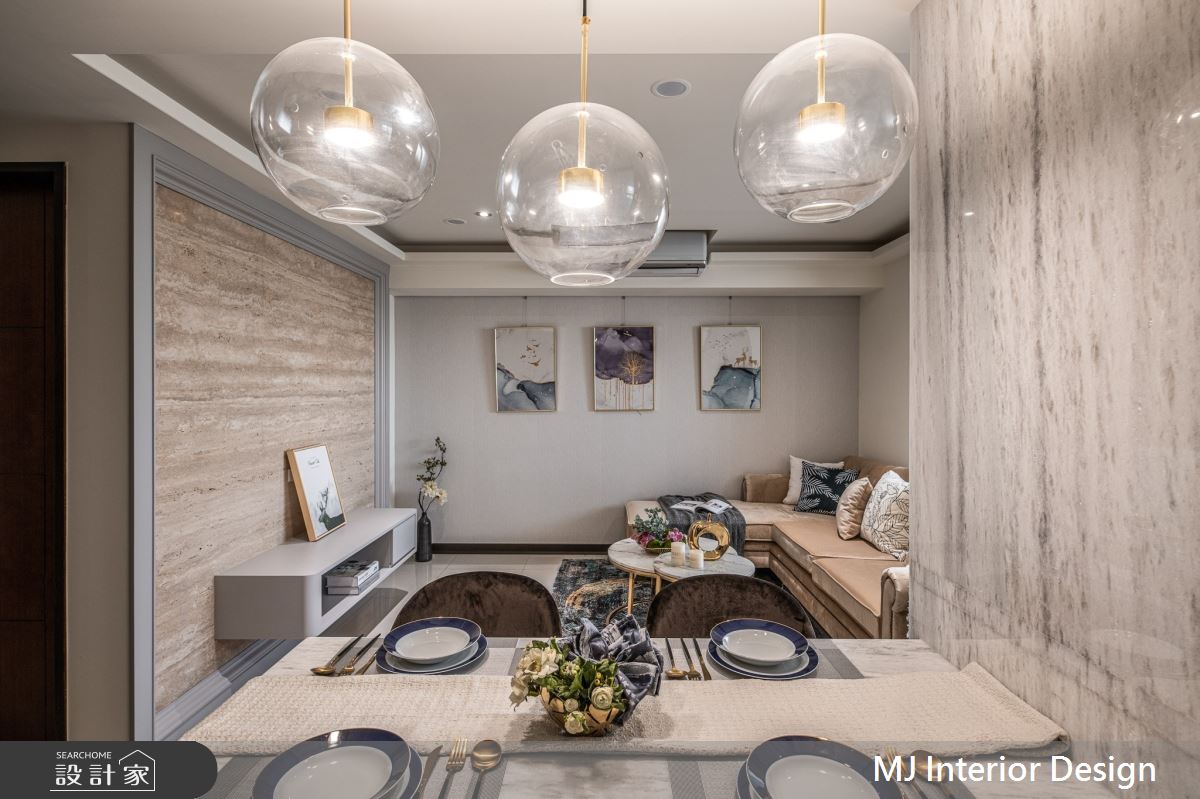 客廳除了看電視、與家人互動外，後疫情時代下的居住者