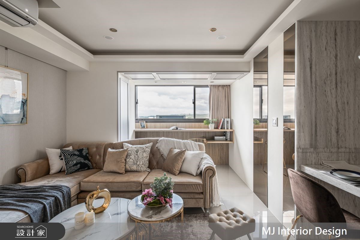 客廳除了看電視、與家人互動外，後疫情時代下的居住者